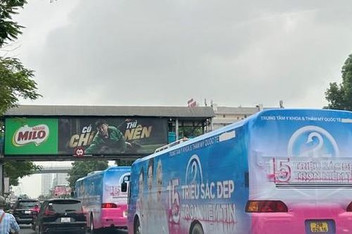 Xe khách trùm quảng cáo tiếp tục diễu phố, vượt đèn đỏ tại Hà Nội
