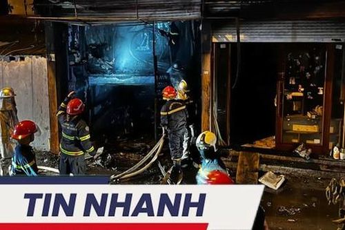 TIN NHANH: 5 người thoát nạn vụ cháy nhà lúc nửa đêm ở Hà Nội; Nguồn gốc khẩu súng mà 3 sỹ quan dùng bắn dê của dân