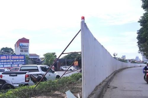 Hà Nội yêu cầu tháo dỡ rào bê tông chắn đường vành đai 2,5