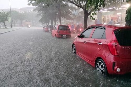 Mưa như trút, lo lụt lịch sử lặp lại, người dân Đà Nẵng hối hả đưa ô tô đi tránh ngập