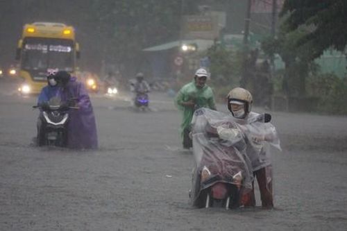 Đường ngập sâu, người dân Đà Nẵng vật vã tìm đường về nhà trong mưa lớn