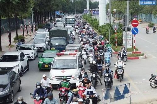 Công trường đào đường cấp nước sạch gây tắc đường Hà Nội