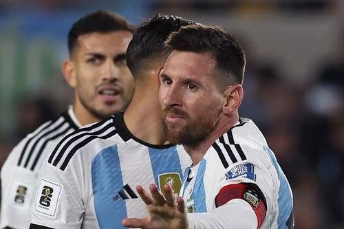 Tranh cãi việc Messi bị cựu cầu thủ Barca 'phun mưa' vào lưng