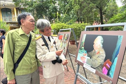 Khai mạc triển lãm ảnh 'Đại tướng Võ Nguyên Giáp'