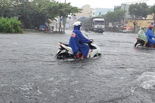 Đà Nẵng mưa lớn, hàng loạt tuyến đường ngập chìm trong nước