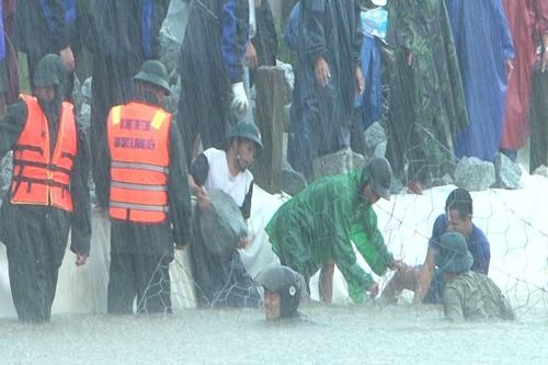 Mưa lớn nước lũ xoáy lở đê ở Thừa Thiên Huế, gần 100 người gia cố