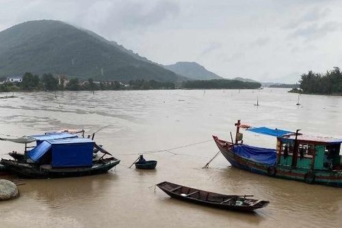 Huy động hơn chục thợ lặn tìm kiếm bé trai trượt chân rơi xuống sông