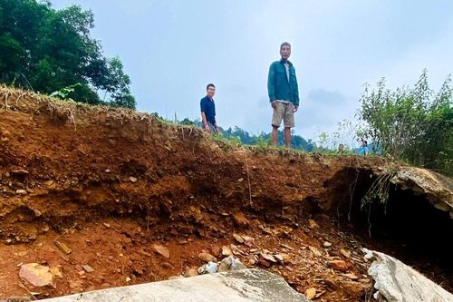 Đồng lúa ngập bùn, đập tràn nứt vỡ… ở vùng lũ Quỳ Châu