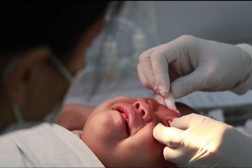 Ca đau mắt đỏ tăng, nhiều trẻ tới bệnh viện để bóc giả mạc