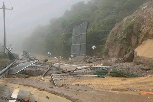 Đà Nẵng: Cận cảnh sạt lở hàng trăm khối đất đá trên đèo Hải Vân