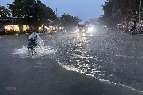 Nhiều tuyến đường tại Đà Nẵng bị ngập sâu do mưa lớn liên tục