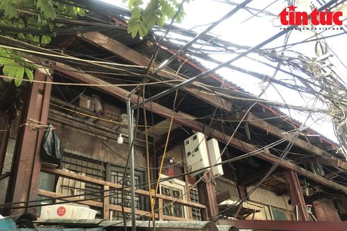 Sống bất an trong các khu tập thể bằng gỗ 'chờ sập' ở Hà Nội