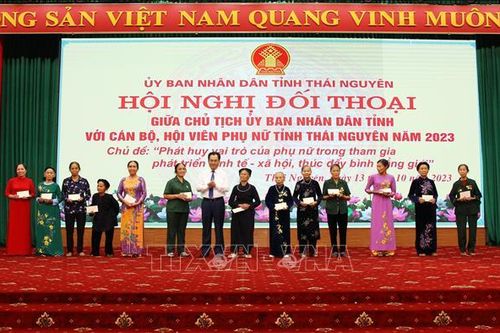 Chủ tịch tỉnh Thái Nguyên đối thoại về vai trò của phụ nữ trong phát triển KT-XH
