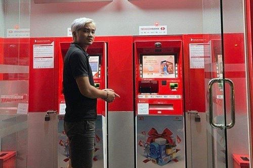 Bắt đối tượng lấy cắp mã giao dịch tại trụ ATM để chiếm đoạt tiền