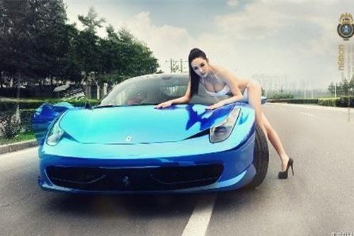 Người mẫu khoe body 'bỏng mắt' bên xế thể thao Ferrari