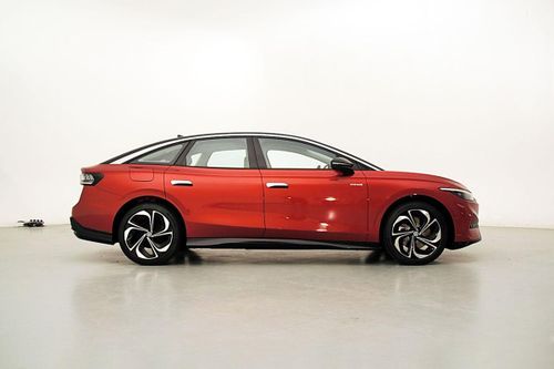 Sedan chạy điện công suất 308 mã lực, phạm vi hoạt động 700 km, giá 'hạt dẻ'
