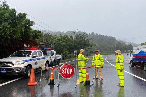 Tạm ngừng lưu thông qua đèo Hải Vân do mưa lớn gây sạt lở