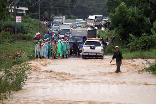 Mưa lớn, chia cắt huyện Sa Thầy đi thành phố Kon Tum