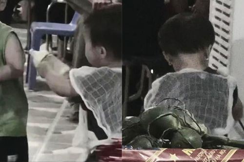 Xót xa em bé mặc áo tang, hồn nhiên chơi đùa mà không biết đã mất mẹ mãi mãi