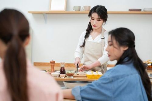 Đi ăn cưới cùng chị dâu, tôi ngỡ ngàng khi thấy chị lấy thức ăn thừa