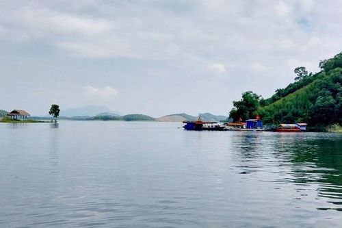 Lênh đênh kiếm sống trên hồ Thác Bà