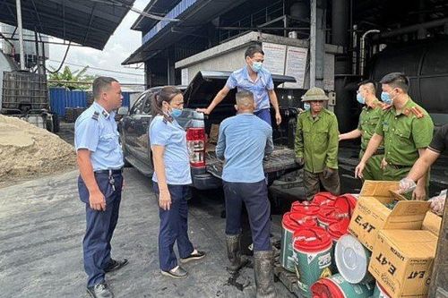 Tiêu hủy hàng trăm lít dầu nhờn Castrol giả tại Yên Bái