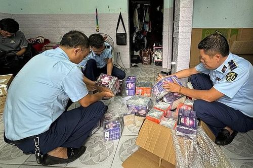 Quản lý thị trường Hà Nội: Thu giữ lượng lớn pháo hoa có dấu hiệu giả mạo Công ty Z121