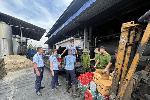 Yên Bái: Tiêu hủy hàng trăm lít dầu nhờn giả mạo nhãn hiệu Castrol