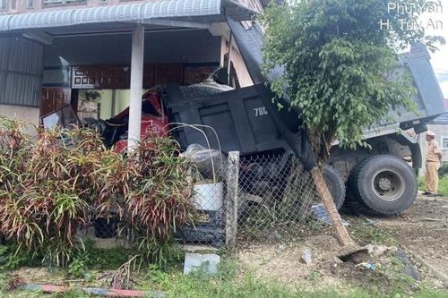 Phú Yên: Xe tải tông vào nhà dân, 3 cháu bé bị thương