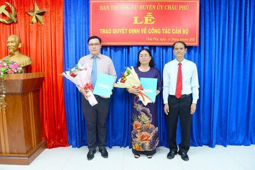 Ban Thường vụ Huyện ủy Châu Phú trao quyết định 2 cán bộ