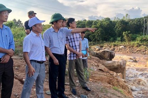 Phó Chủ tịch UBND tỉnh Nguyễn Hữu Quế: Khẩn trương xác định thiệt hại và sớm đền bù thỏa đáng cho người dân