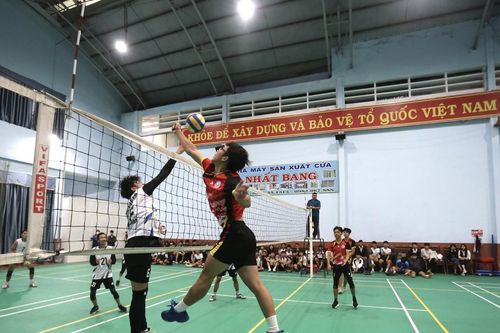 15 đội bóng tranh tài ở Giải Bóng chuyền thanh niên TP. Pleiku