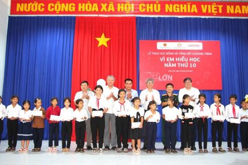 Trao 130 suất học bổng vì em hiếu học cho học sinh huyện Khánh Vĩnh