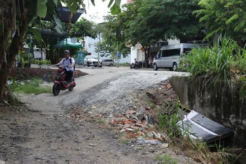 Người dân đắp đường ảnh hưởng hệ thống thoát nước hẻm Hương Điền (phường Phước Hải): Sẽ khơi thông trở lại