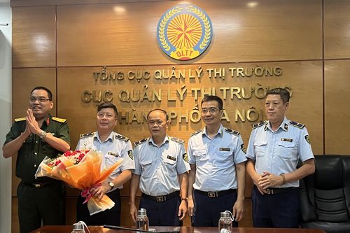Khen thưởng đột xuất các đội quản lý thị trường đã phát hiện số lượng lớn pháo hoa có dấu hiệu giả mạo
