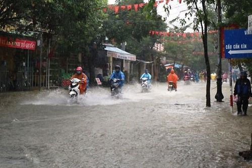 Miền Trung tiếp tục mưa to, TP.HCM và Nam bộ đón đợt mưa rất lớn