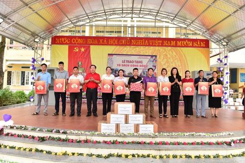 Công đoàn Báo Đại biểu Nhân dân trao tặng 10 tủ sách cho huyện Bảo Lâm, Cao Bằng