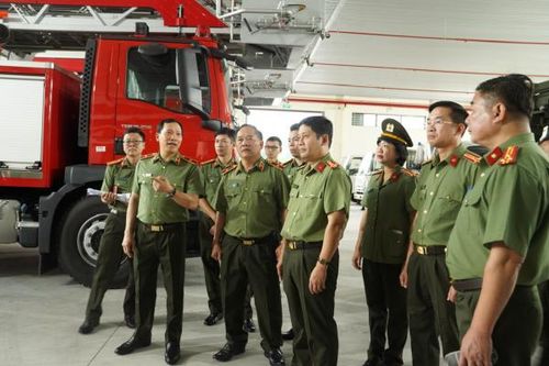 Thứ trưởng Lê Văn Tuyến kiểm tra công tác quản lý vật tư, trang thiết bị tại Đà Nẵng