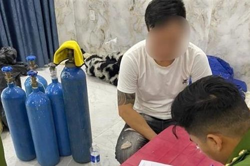 Tàng trữ gần 100 bình khí cười không nguồn gốc chuẩn bị đi tiêu thụ