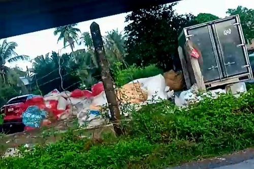 Nguy hiểm bãi phế liệu tập kết dưới gầm cầu cạn cao tốc TP Hồ Chí Minh - Trung Lương