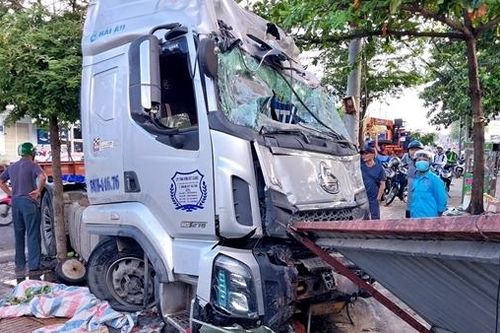 Vụ xe container tông sập nhà dân: Do tài xế ngủ gật