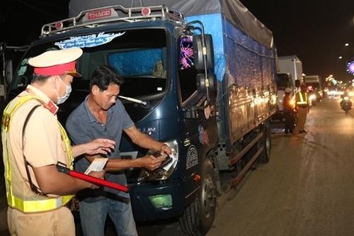 CSGT Vĩnh Long xử lý xe khách dừng đỗ kiểu 'tùy thích'