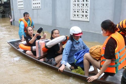 Công an lội nước đẩy thuyền giúp người dân thoát khỏi vùng ngập lụt nguy hiểm