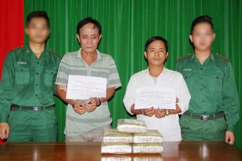 Kiểm tra xe biển Lào, thu giữ 5 bánh cần sa
