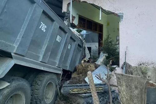 Xe tải đâm vào nhà, 3 cháu bé bị thương
