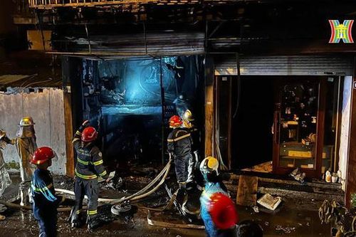 Hỏa hoạn thiêu rụi căn nhà trên đê Nguyễn Khoái trong đêm