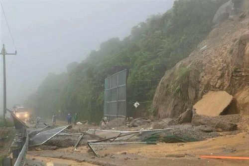Đèo Hải Vân sạt lở do mưa lớn