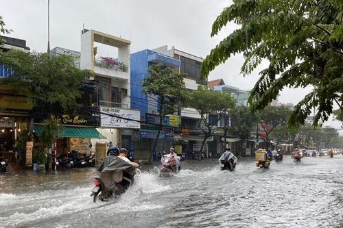 Đà Nẵng 'chìm' trong biển nước sau mưa lớn