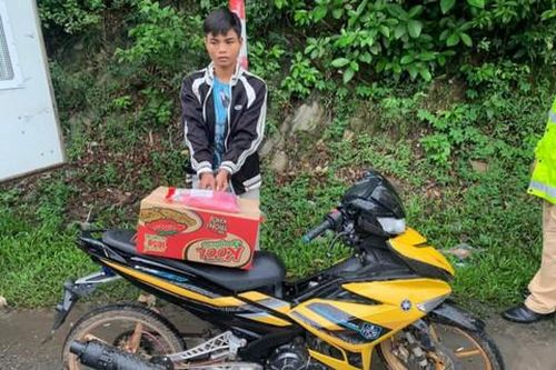 Bắt giữ 2 đối tượng chạy xe máy không biển số chở 12.000 viên ma túy