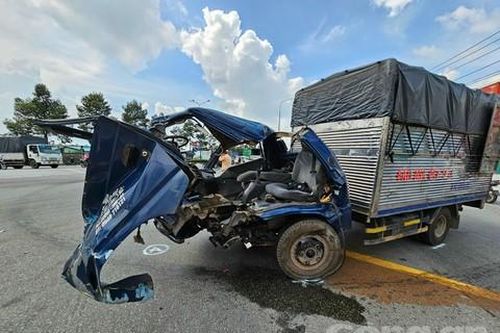 Cabin xe tải vỡ nát sau va chạm xe container, tài xế và phụ xe đi cấp cứu